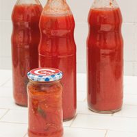No tires las botellas de vidrio si se termina la salsa de tomate: dales este increíble uso en casa