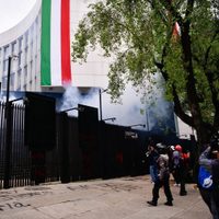 Ayotzinapa: petardos, pintas y reclamos al Senado por dar más poder el Ejército (Videos)