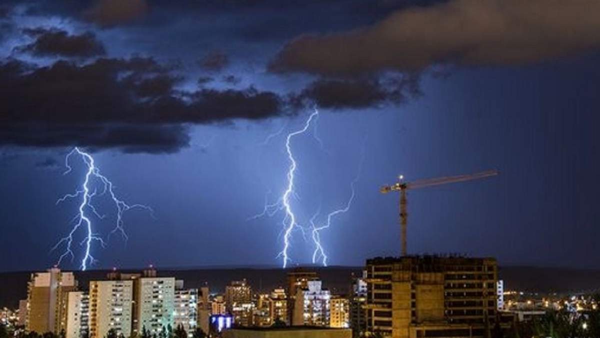 Clima con tormentas eléctricas en la capital provincial. Fuente: (X)
