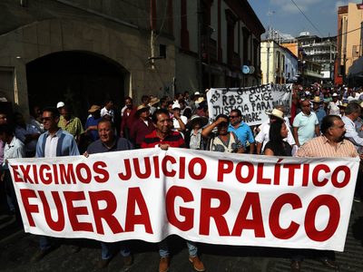 Senador del PRD encabeza marcha contra Graco Ramírez en Morelos