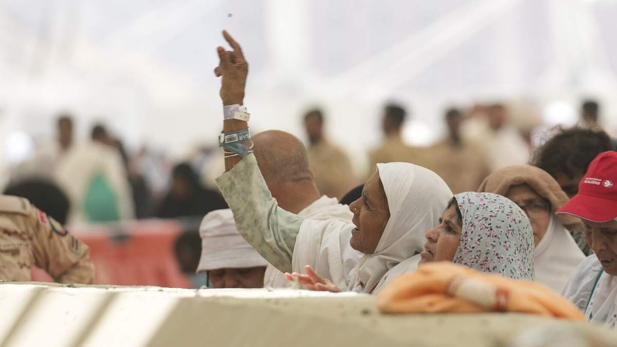 Peregrinos musulmanes arrojan piedras a unos pilares durante una ceremonia que simboliza la lapidación del diablo, el último rito del haj anual en Mina, Arabia Saudí, el domingo 16 de junio de 2024. Una multitud de peregrinos participó el domingo en el ritual en los últimos días del peregrinaje islámico del haj y el inicio de las celebraciones del Eid al-Adha para los musulmanes de todo el mundo