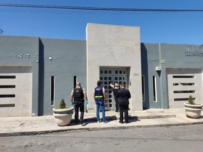 AEI busca a encargada de clínica donde murió joven de 22 años durante una lipoescultura