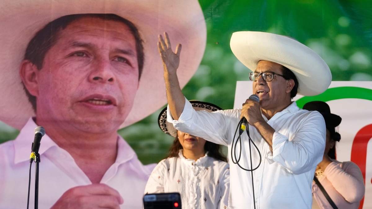 El candidato presidencial Roberto Sánchez, del partido Juntos por el Perú, pronuncia un discurso con una pancarta del expresidente Pedro Castillo de fondo