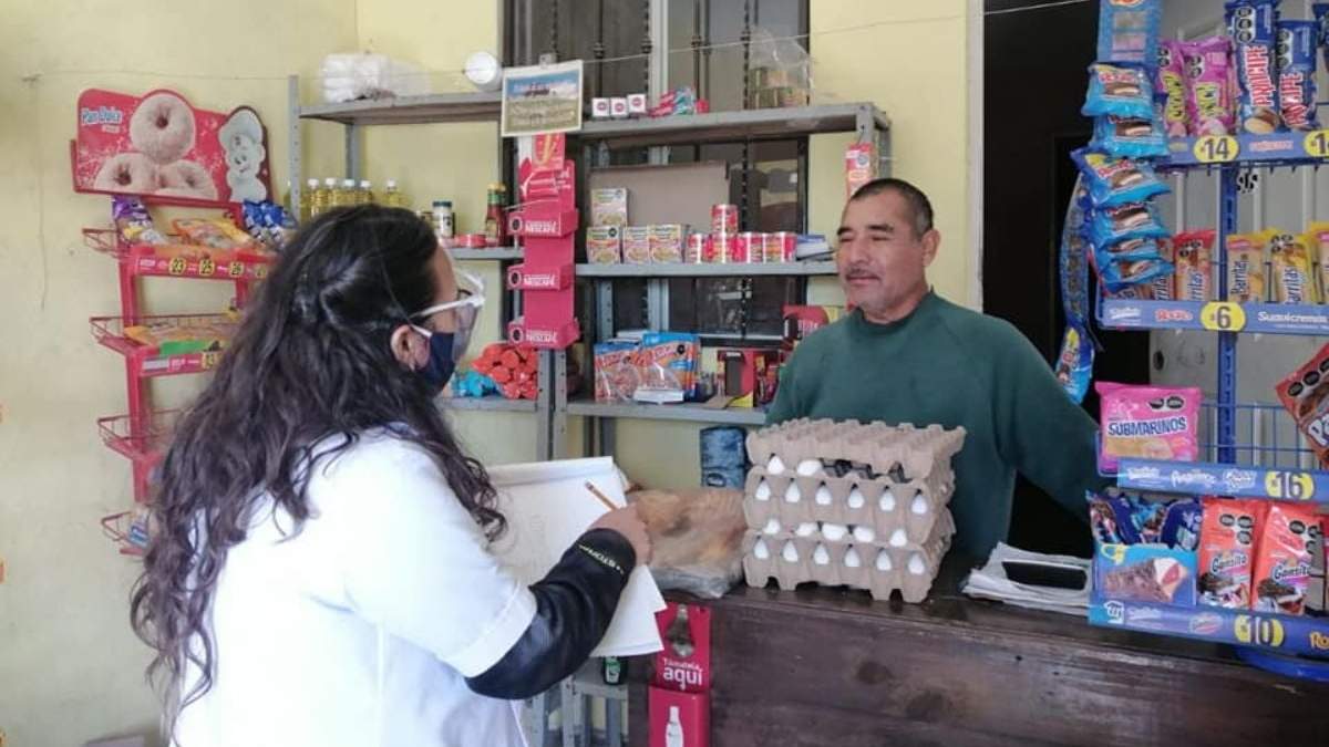Personal de la Secretaría de Salud de Nuevo León en una tienda de abarrotes