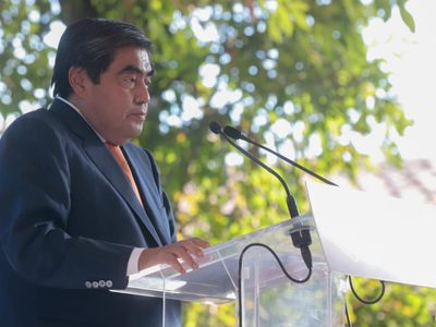 A gritos, empresarios reclaman a Barbosa por toma de la UDLAP