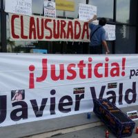 Recrean 'funeral” en Fiscalía de Sinaloa para exigir justicia por el asesinato a Javier Valdez