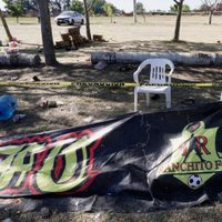 Caen al menos tres personas por masacre en campo de futbol en Salamanca