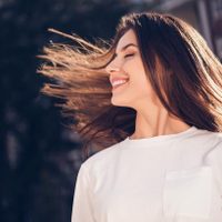 Sin pasar por la peluquería ni gastar fortuna: el ingrediente de cocina que le dará un brillo intenso a tu cabello