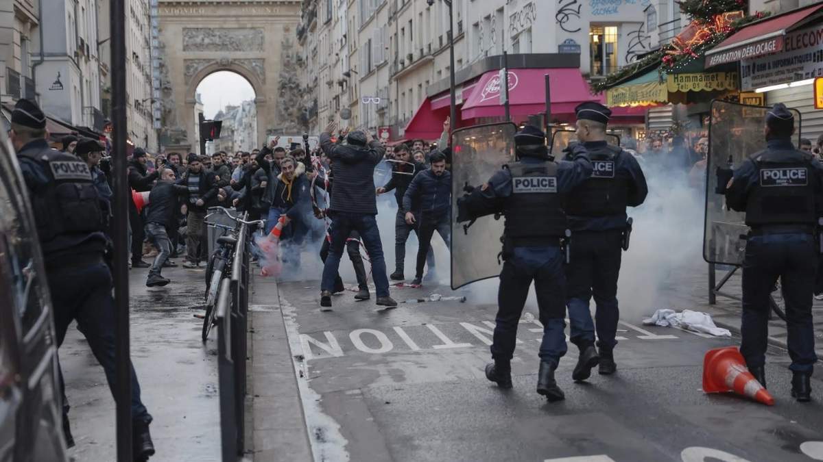 Miembros de la comunidad kurda se enfrentan con policías luego de un tiroteo en París