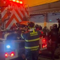 Bomberos combaten un incendio en otra plaza del centro de la CDMX