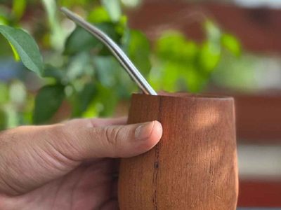 Con un mate de madera que ya no usás y una tablita del asado, creá el portatortas más lindo y glam para tu mesa