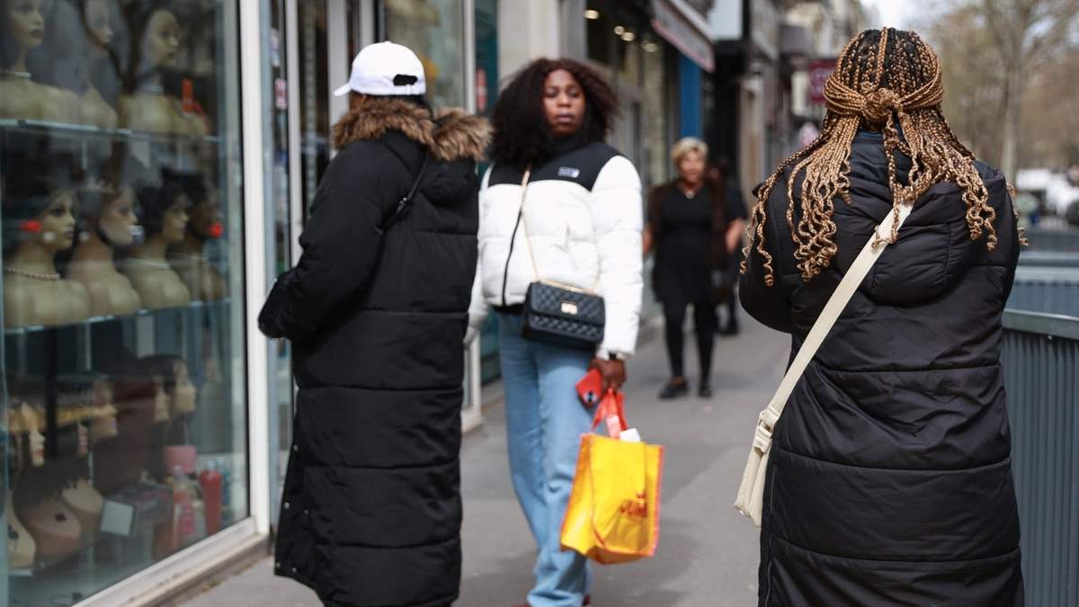Mujeres pasan por una peluquería en París
