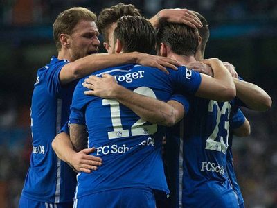 La curiosa e insólita práctica de fútbol del Shalke 04 pese al coronavirus