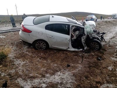 Un auto se cruzó de carril y chocó de frente con un colectivo en la Ruta 40