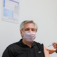 Presidente argentino da positivo a covid-19; recibió la vacuna Sputnik V en enero