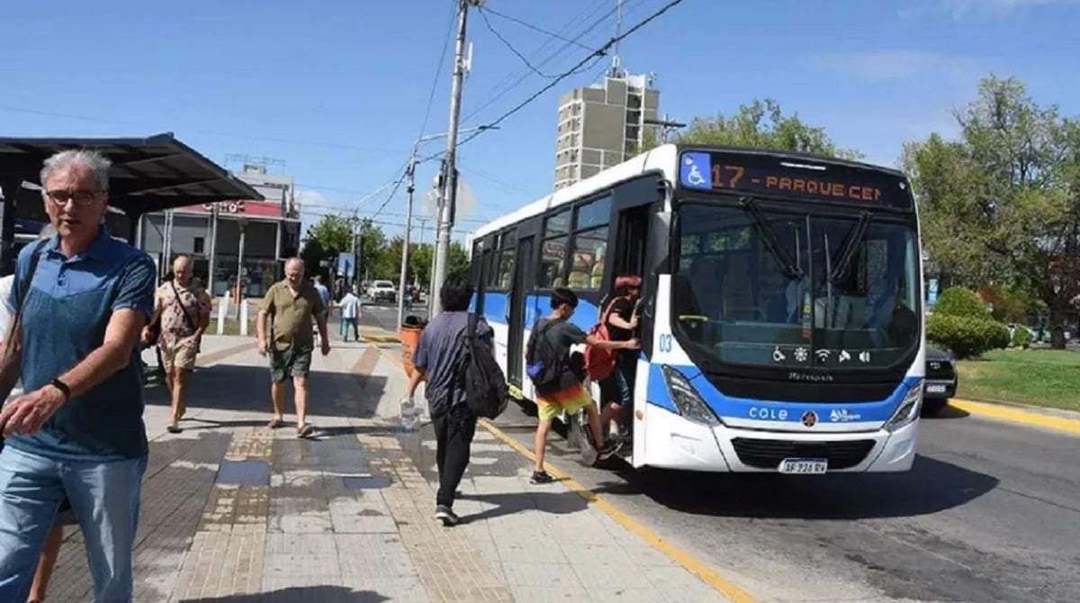 El concejal kirchnerista, Daniel Figueroa, pidió expresarse en contra de la quita de subsidios al transporte. Fuente: (AM550)