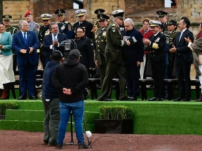 AMLO condecora al general Cienfuegos, acusado de narcotráfico en EU (Video)