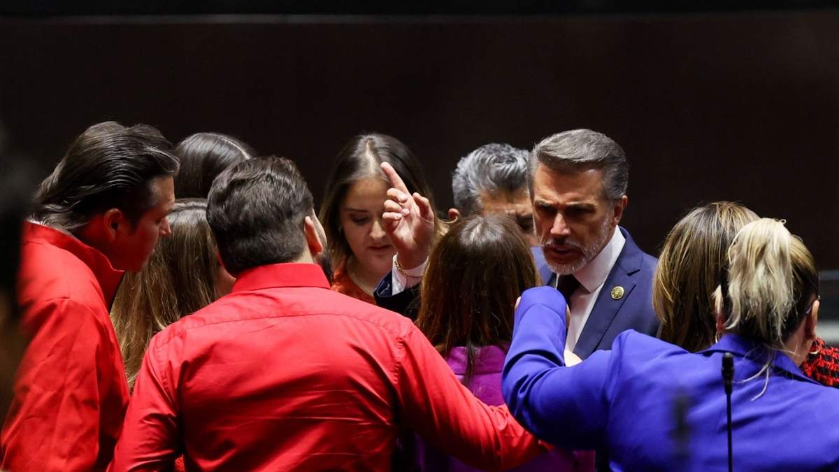 Sergio Mayer habla con diputados priistas en San Lázaro