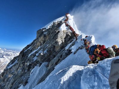 Increíble: el coronavirus llegó hasta el pico más alto del mundo, el Everest