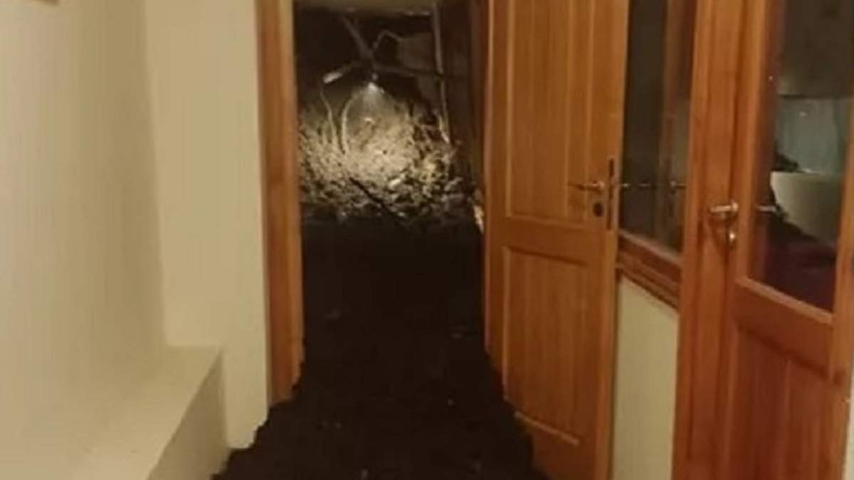 El deslave ingresó al hotel Villa Huinid con graves consecuencias. Fuente: (Twitter)