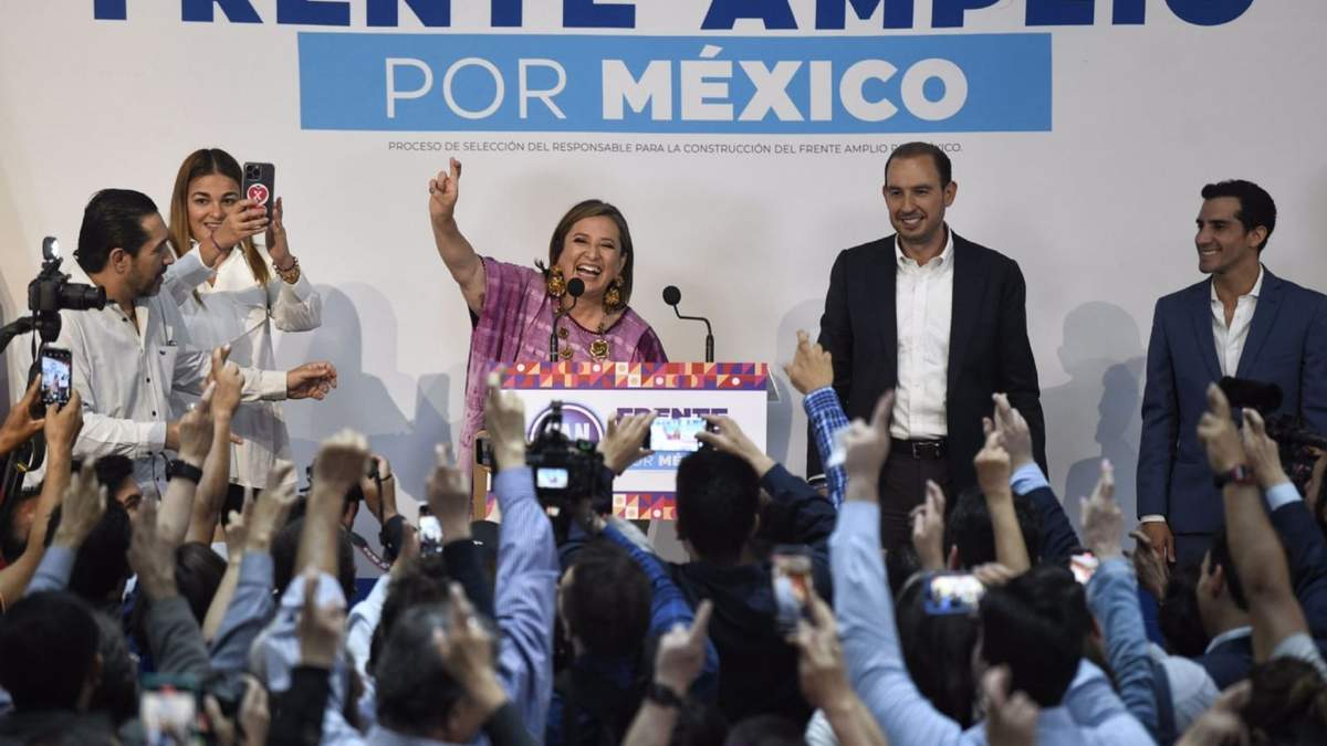 Xóchitl Gálvez al registrarse como aspirante a Responsable Nacional para la construcción del Frente Amplio por México