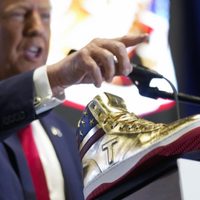 Trump promueve calzado deportivo de su marca por 399 dólares tras multas millonarias