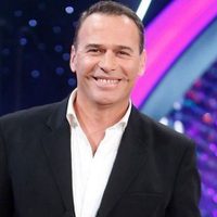 Cambiadísimo y con un notición bajo el brazo, vuelve Carlos Lozano a la televisión: “Es muy guapa y