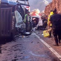 Accidente fatal: un camión volcó sobre un auto en la Ruta Nacional N°7 de Mendoza