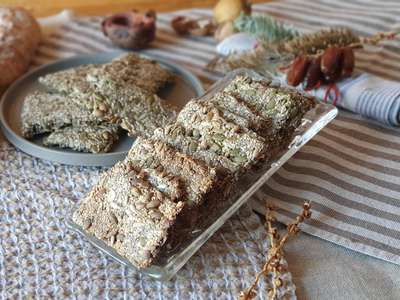Crackers de avena y semillas con masa integral: ricas, saludables y muy fáciles, la receta que salva cualquier ocasión