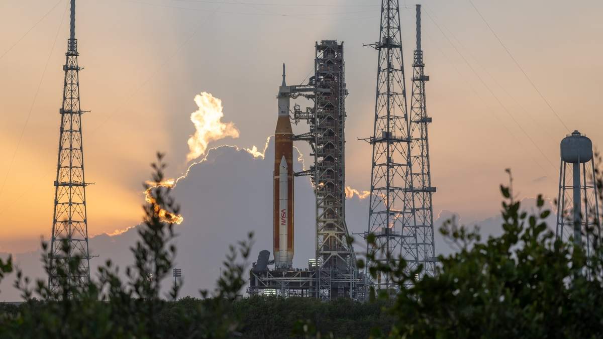 El cohete del Sistema de Lanzamiento Espacial de la misión Artemisa