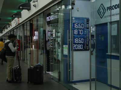 Peso se fortalece frente al dólar y expectativa de la decisión de la Fed