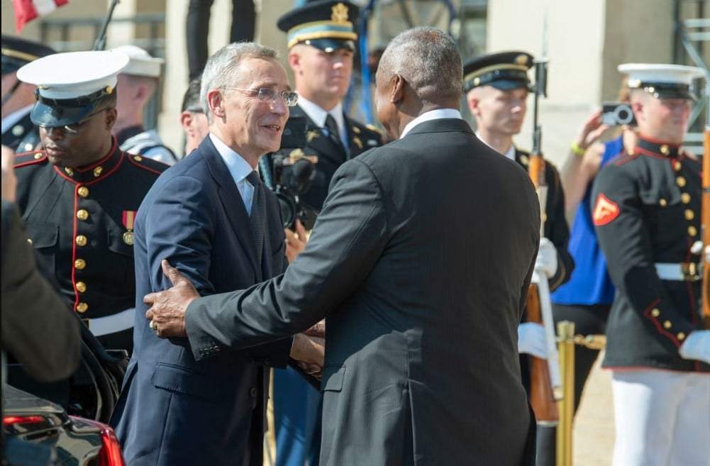 El secretario de Defensa Lloyd Austin, da la bienvenida al secretario general de la OTAN, Jens Stoltenberg, en el Pentágono