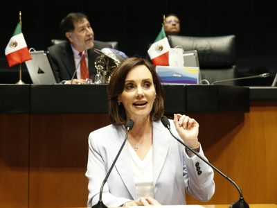 Lilly Téllez regala pañuelos a Noroña por su “hipersensibilidad” tras denuncia de agresión en AICM