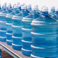 No tires el bidón de agua viejo o pinchado: creá esta fabulosa lámpara de piso con toda la onda para tu living