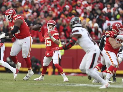 Mahomes y Kelce ayudan a los Chiefs a obtener una victoria de 23-14 sobre los Texans