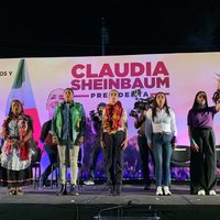 Sheinbaum evita hablar de precandidatos asesinados en Maravatío; “¡seguridad!”, le reclaman