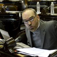 Desde París, Fernando Iglesias vuelve a atacar: quién fue la funcionaria del Gobierno afectada