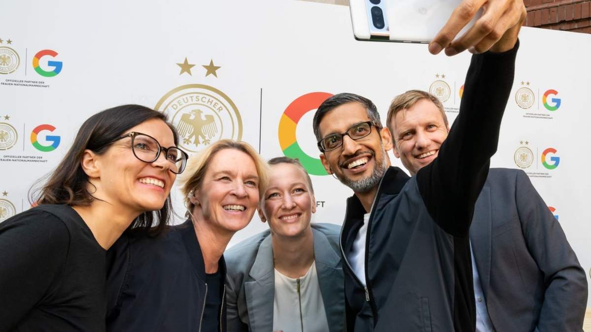 Sundar Pichai, CEO de Google, tomándose una selfie