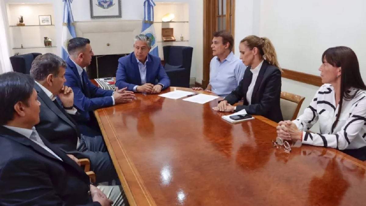 Acto de firma de adjudicación de las obras de agua potable en Chos Malal. Fuente: (Neuquén Informa)