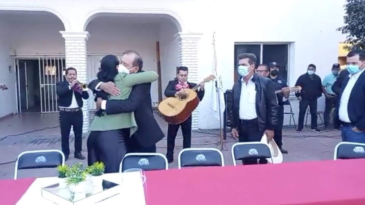 Al término de la ceremonia y con la música de mariachi, Aglaee Montoya Martínez repartió abrazos
