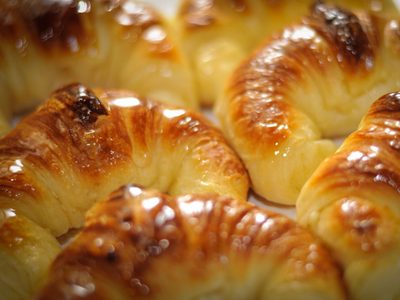 Medialunas de hojaldre exprés: riquísimas y fáciles, la receta definitiva para coronar tu tarde