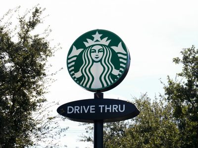 Miles de trabajadores de Starbucks inician huelga en concurrido Día del Vaso Rojo