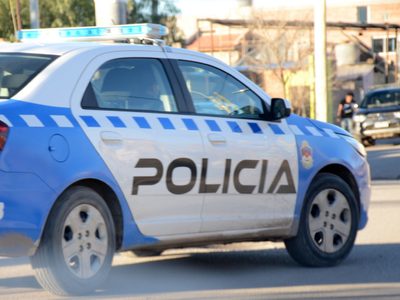 Fuerte choque y vuelco de una camioneta en Alta Barda