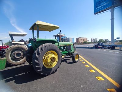 Productores agrícolas bloquean carreteras en Guanajuato