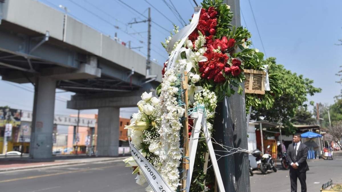 Esta mañana, frente a la estructura donde la noche del 3 de mayo de 2021 se derrumbó parte de la vía y provocó la muerte de 26 personas y más de 100 lesionados