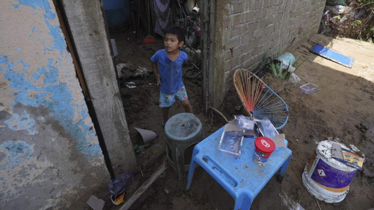 Familias afectadas tras el paso del huracán Otis en Guerrero