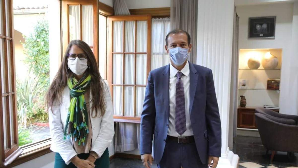 Elizabeth Gómez Alcorta junto a Omar Gutiérrez en Neuquén. Fuente: (Twitter)