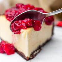 Torta de ricota y frutos rojos: una vuelta de tuerca de un clásico que es una verdadera delicia