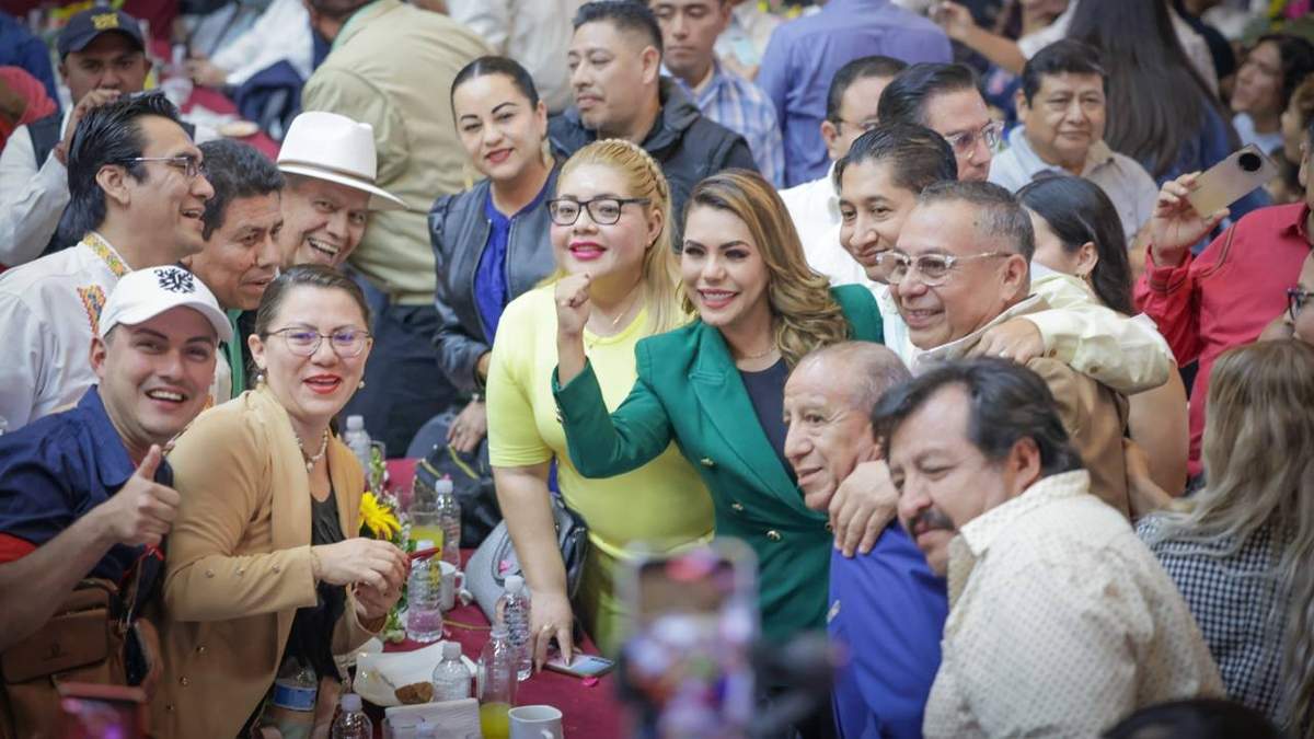 Evelyn Salgado posa con reporteros y dueños de medios de comunicación