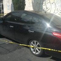 Abandonan los cuerpos de seis hombres en un vehículo en Neza